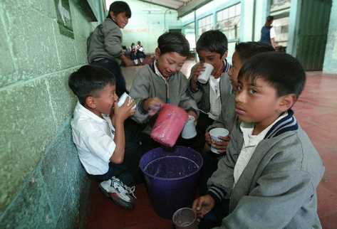 Programas como la refacción escolar estarían en riesgo con el  plan de presupuesto para el 2013.