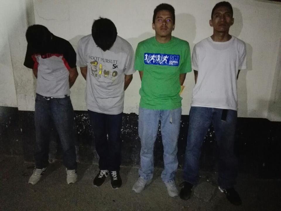 Los cuatro sospechosos son trasladados al Juzgado de Villa Nueva, junto con el vehículo y los videos incriminatorios. (Foto Prensa Libre: Cortesía PNC)