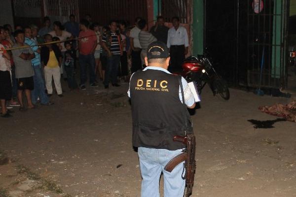 Curiosos observan el cadáver de Ruth Magaly González, quien murió baleada en Escuintla. (Foto Prensa Libre: Enrique Paredes)