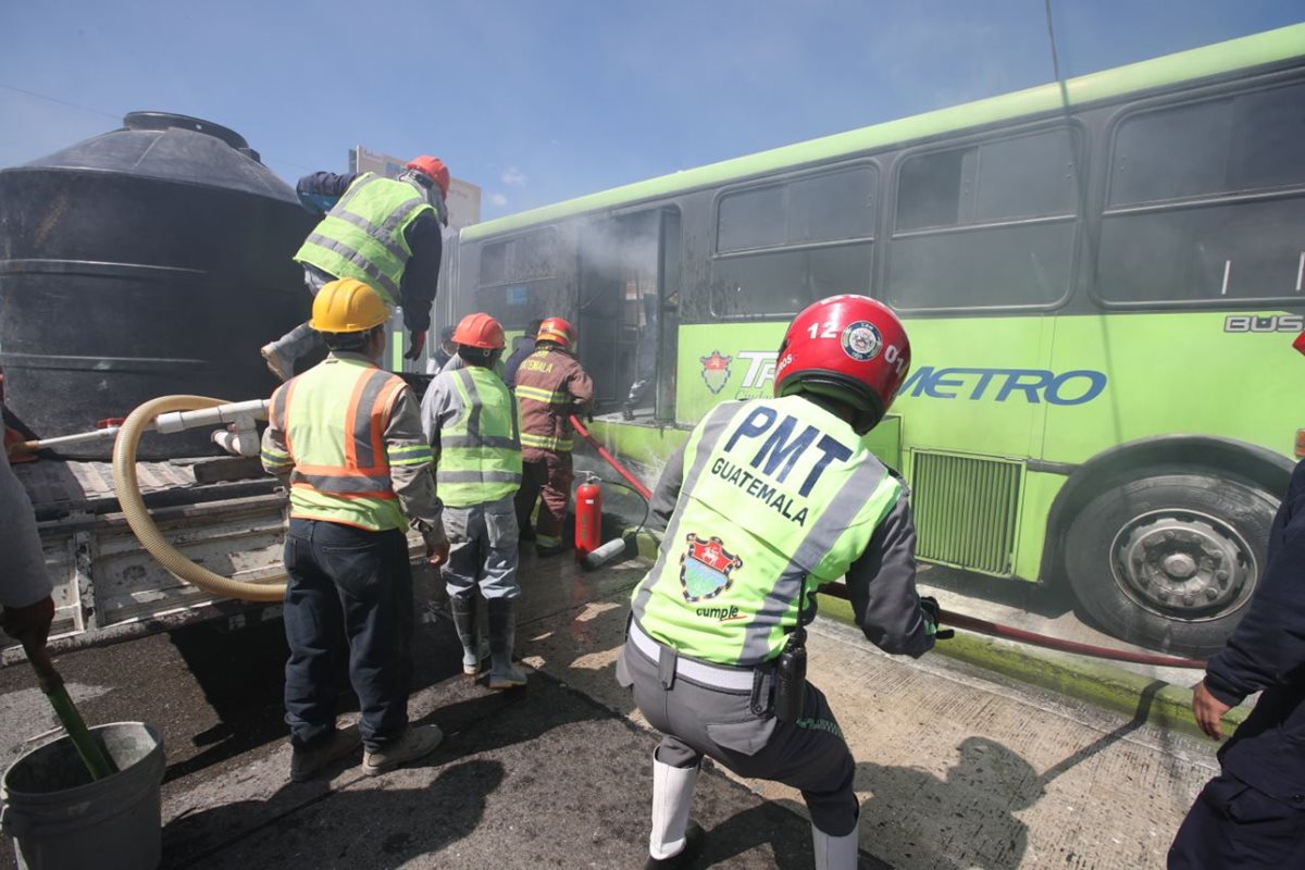 El paso vehicular en la Avenida Bolívar es obtaculizado por una unidad de Transmetro que se incendió. (Foto Prensa Libre: Paulo Raquec)