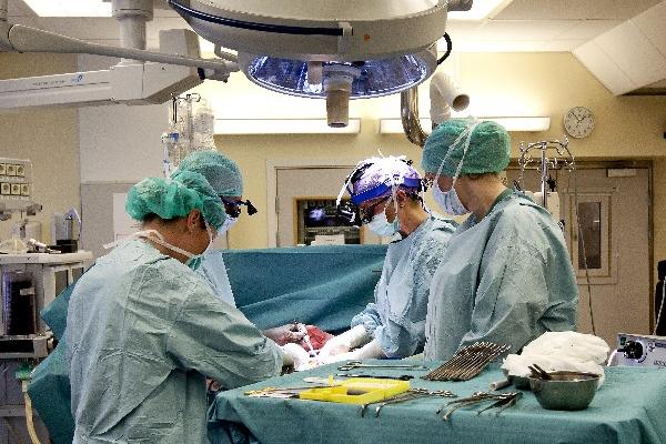 Mats Brannstrom, presidente del departamento de obstetricia y ginecología en la Universidad de Gotemburg. (Foto Prensa Libre: AP)