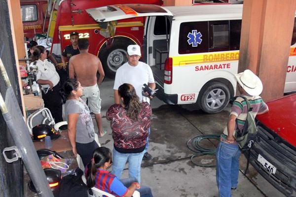 El niño cruzó la carretera sin precaución. (Foto Prensa Libre: Hugo Oliva)