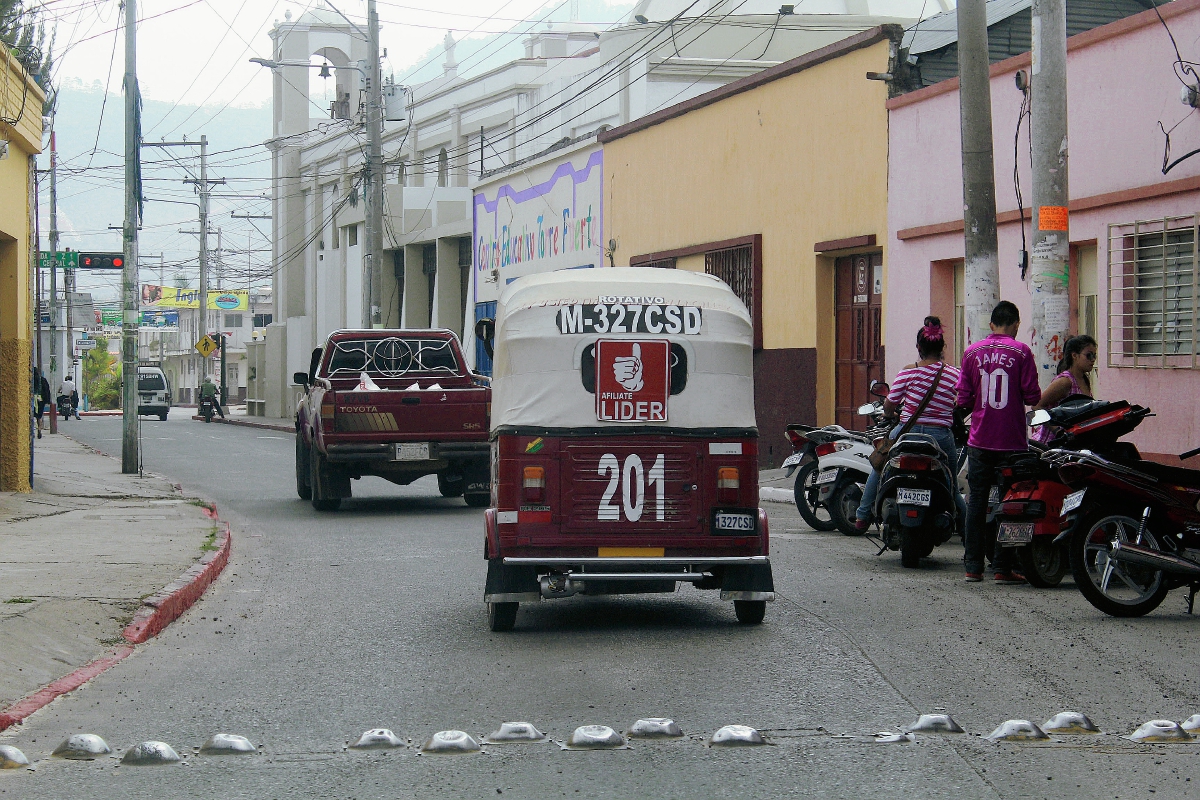 Un mototaxi  circula por las calles de la cabecera de Jalapa, con el logotipo del partido Líder pegado en la parte de atrás. (Foto Prensa Libre: Hugo Oliva)