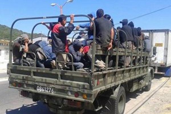 Los migrantes rescatados pidieron agua y comida luego de permanecer hacinados en el doble fondo de  un tráiler en Chiapas, México. (Foto Prensa Libre: El Universal)