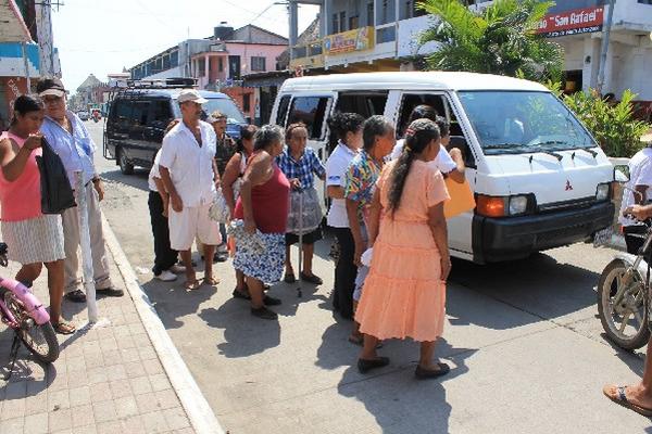 Unidades de transporte de Iztapa, Escuintla,  no les cobran a personas  de la tercera edad.