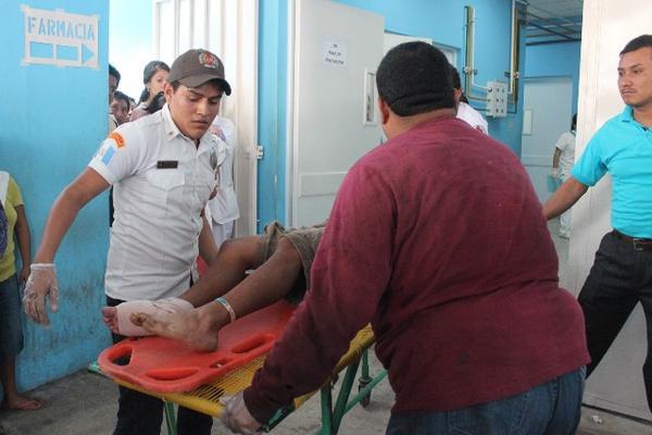 Los jóvenes heridos fueron trasladados por los bomberos al Hospital Regional de Coatepeque, Quetzaltenango. (Foto Prensa Libre: Alexander Coyoy)