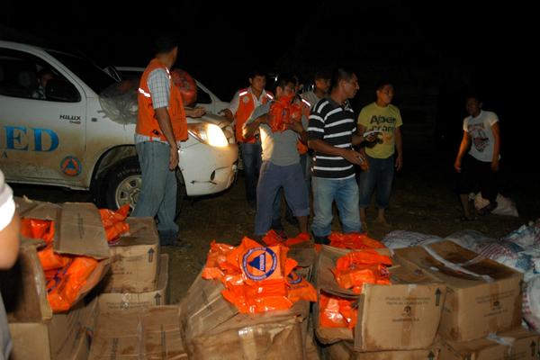 Afectados por inundaciones en Sayaxché y Dolores, Petén, son apoyados por Conred.