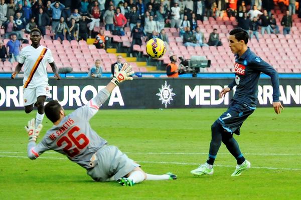 El Nápoles dio un paso importante para situarse en la zona alta de la tabla al ganar 2-0 en su estadio a la Roma  (2º) con tantos del argentino Gonzalo Higuaín y del español José Callejón, este sábado en el partido que abrió la 10ª jornada italiana. (Foto Prensa Libre: AP)