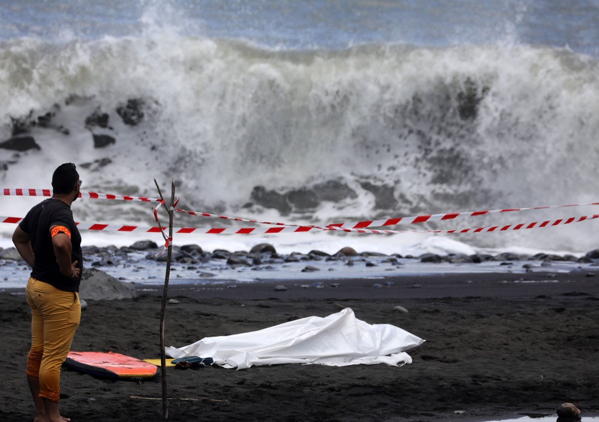 Un surfista falleció por una mordida de un tiburón en la isla francesa de La Reunión en una zona prohibida para bañarse. (Foto Prensa Libre: AFP)