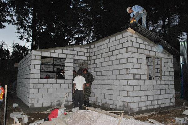 En San Marcos, ingenieros del Ejército revisan las casas para afectados por el terremoto.