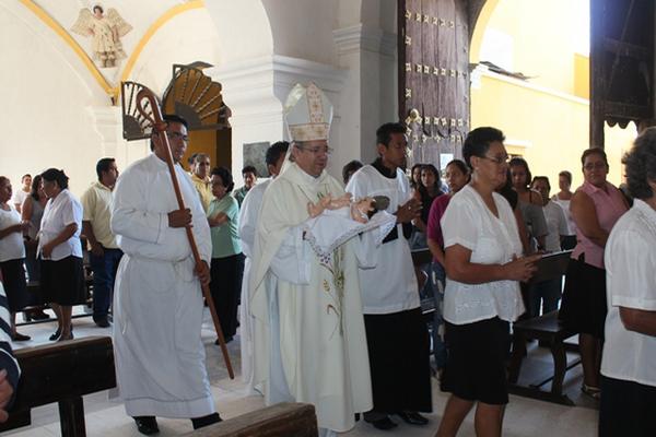 Monserñor Víctor Hugo Palma lleva al Niño Dios en sus manos durante la misa de este domingo en la catedral de Escuintla. (Foto Prensa Libre: Melvin Sandoval)<br _mce_bogus="1"/>