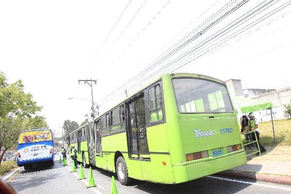 Buses del Transmetro   prestan  servicio de la colonia  Maya,  zona 18, hacia    las principales paradas del sector y la zona 1, para que los usuarios transborden otras unidades, por la falta de buses rojos.