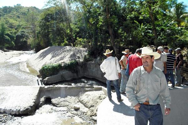 Pobladores de Zacapa  examinan  el área  donde dicen que     la comuna     desvía  parte  del líquido.