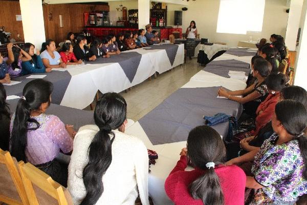 Mujeres de Sololá participan en taller de capacitación acerca de   sus derechos.