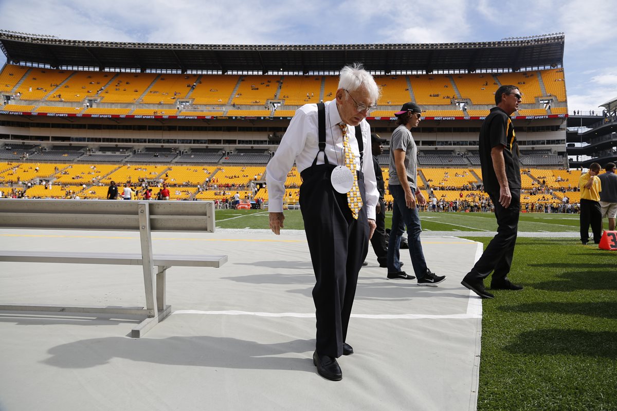 Dan Rooney estuvo en el juego entre  Pittsburgh Steelers y Tampa Bay Buccaneers en Pittsburgh. (Foto Prensa Libre: AP)