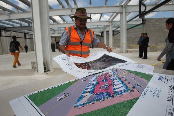 La Plaza 13 Baktún se encuentra  a un costado del Aeropuerto Internacional La Aurora.