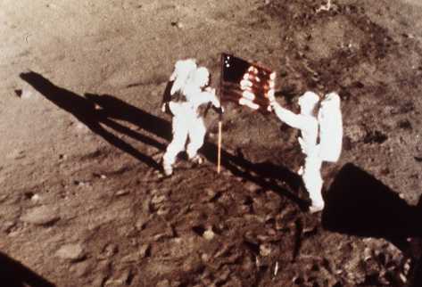 Neil Armstrong y Edwin E.  Buzz  Aldrin colocan la bandera de Estados Unidos en la superficie lunar. (Foto Prensa Libre: Archivo)