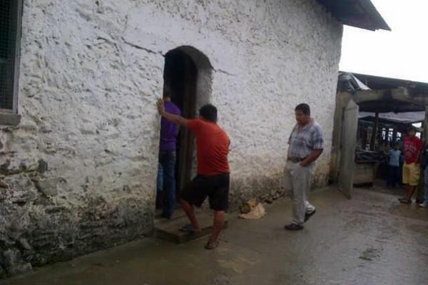 Vecinos verifican robo en iglesia católica de Lanquín. (Foto Prensa Libre: Eduardo Sam) <br _mce_bogus="1"/>