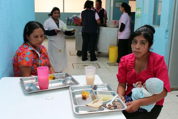 Dominga Pérez y Manuela Jiménez, madres de recién nacidos, reciben pocos alimentos en el área de Pediatría, del Hospital Nacional de Jalapa.