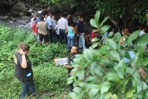 Las autoridades y vecinos observan el lugar donde fueron localizados los restos humanos en colonia La Ceiba, en Escuintla. (Foto Prensa Libre: Melvin Sandoval)<br _mce_bogus="1"/>