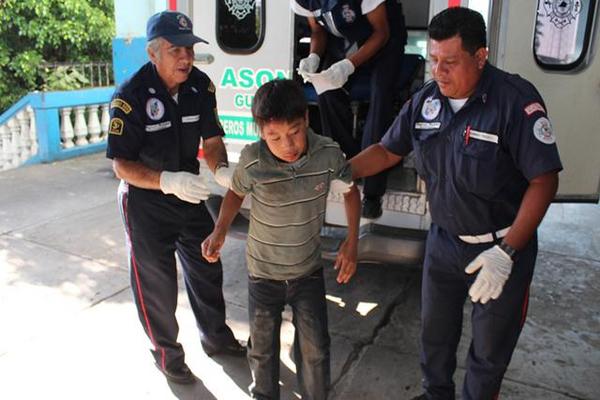 Bomberos trasladan a uno de los heridos al Hospital Nacional de Mazatenango. (Foto Prensa Libre: Danilo López)<br _mce_bogus="1"/>