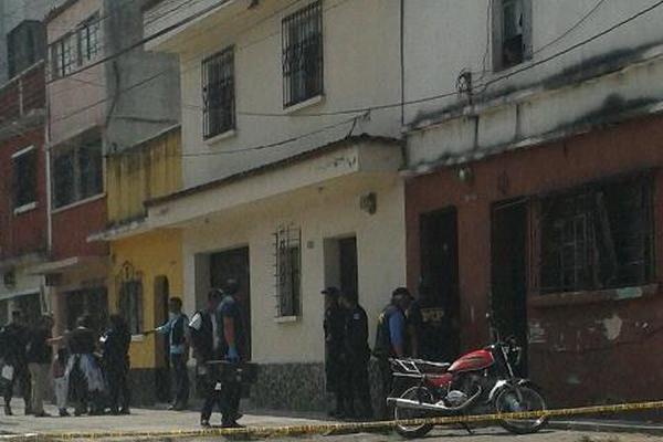 En este inmueble fue localizado el cuerpo sin vida de una mujer asesinada a golpes. (Foto Prensa Libre: Julio Lara)<br _mce_bogus="1"/>