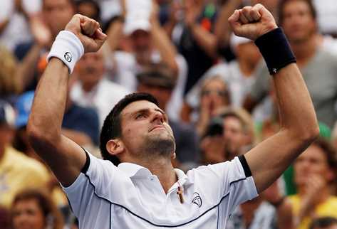 Novak Djokovic festejó efusivamente su triunfo sobre el suizo Roger Federer. (Foto Prensa Libre: AP)