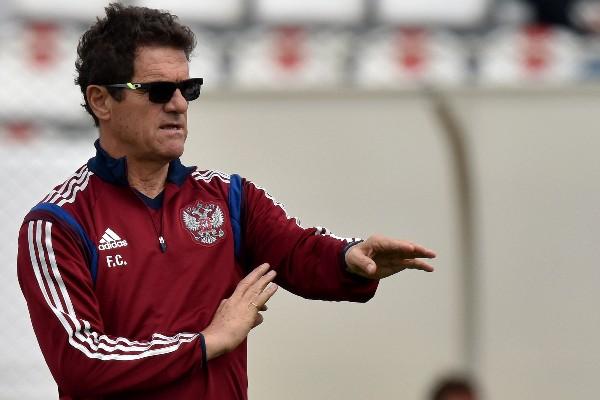 Fabio Capello da instrucciones durante el entrenamiento de la selección Rusa previo al Mundial. (Foto Prensa Libre: AFP)