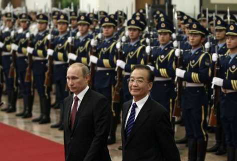 El primer ministro ruso, Vladimir Putin (izq), y su homólogo chino, Wen Jiabao, este martes. (AFP).