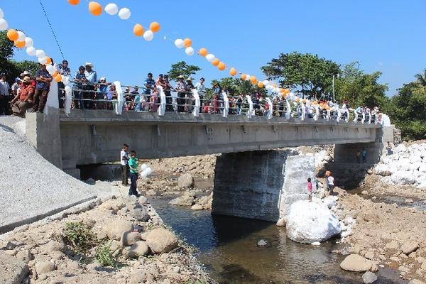 Habitantes de Chicacao, Suchitepéquez, transitan sobre el  puente Río Tarros.