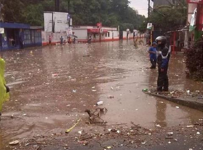 Desbordamiento del río Platanitos en la colonia Santa Inés Petapa. (Foto Prensa Libre: @RandyEMoranB)