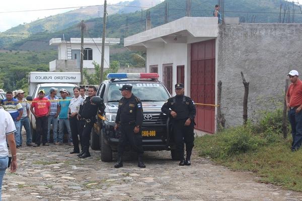 Curiosos permanecen en el lugar donde murió baleado un hombre, en Chiquimula. (Foto Prensa Libre: Edwin Paxtor) <br _mce_bogus="1"/>