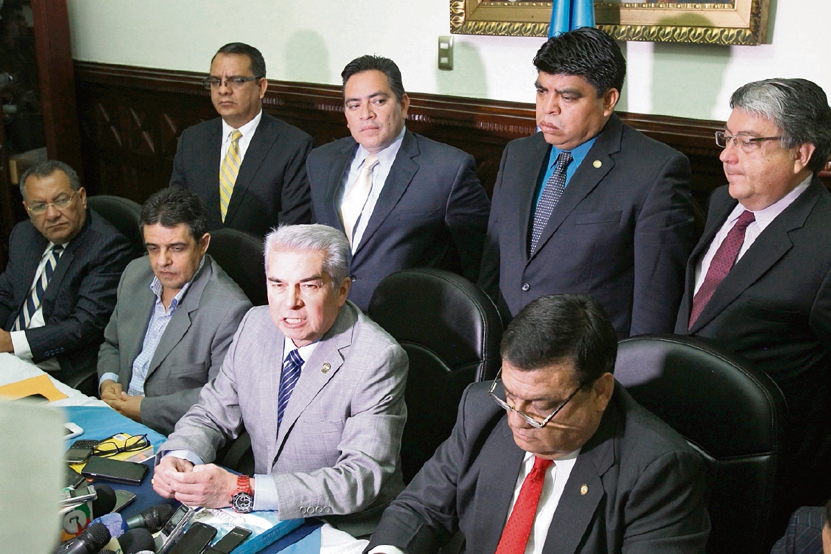 Aunque 83 diputados no fueron reelectos, los que continuarán en el Legislativo empiezan a discutir quiénes dirigirán ese organismo el próximo año. (Foto Prensa Libre: Hemeroteca PL)