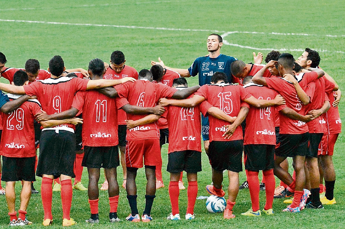 Suchitepéquez, de la mano del entrenador guatemalteco Wálter Claverí, retornó ayer a sus entrenamientos, mentalizados en el duro encuentro que sostendrán mañana en la capital.(Foto Prensa Libre: Omar Méndez)