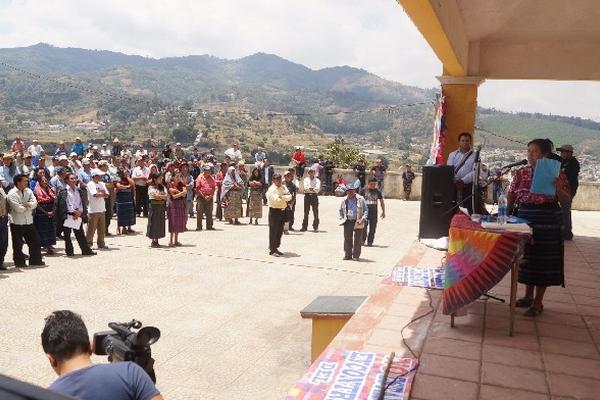 líderes y  vecinos de Santiago Sacatepéquez se oponen a la instalación de torres para electricidad.