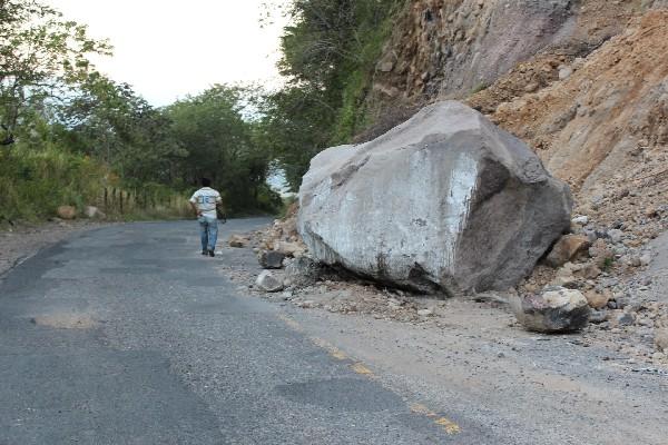 Una enorme piedra  bloquea el paso, en un carril de la ruta de Cuilapa a Chiquimulilla.
