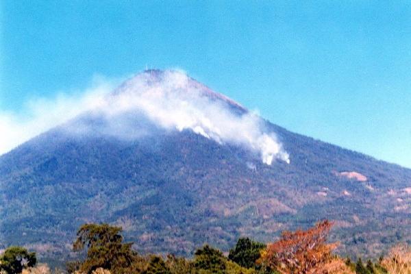 El volcán de Agua será la sede de una actividad que busca frenar la violencia intrafamiliar.