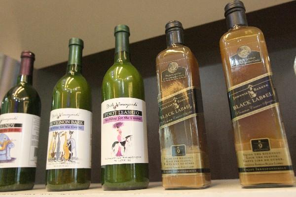 botellas que contienen caldo de res y verduras, envasados como vino o  whisky.