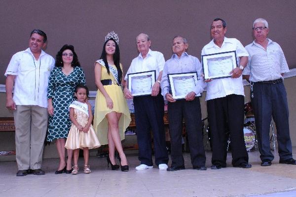 Los homenajeados —con diplomas—, tras haber recibido reconocimiento.