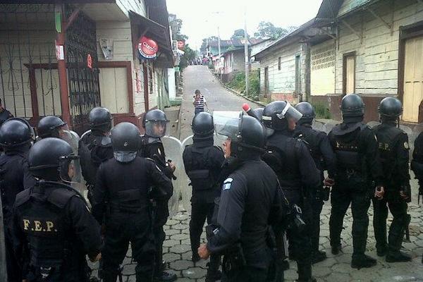 Agentes de la PNC durante el enfrentamiento contra vecinos de Pueblo Nuevo, Suchitepéquez. (Foto Prensa Libre: Danilo López)<br _mce_bogus="1"/>