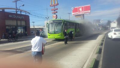 Un Transmetro se incendio en la calzada Aguilar Batres y 29 calle zona 12 (Foto Prensa Libre: Bomberos Voluntarios)