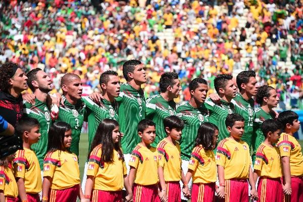 México en los actos de protocolo previo al duelo contra Holanda. (Foto Prensa Libre: AFP)