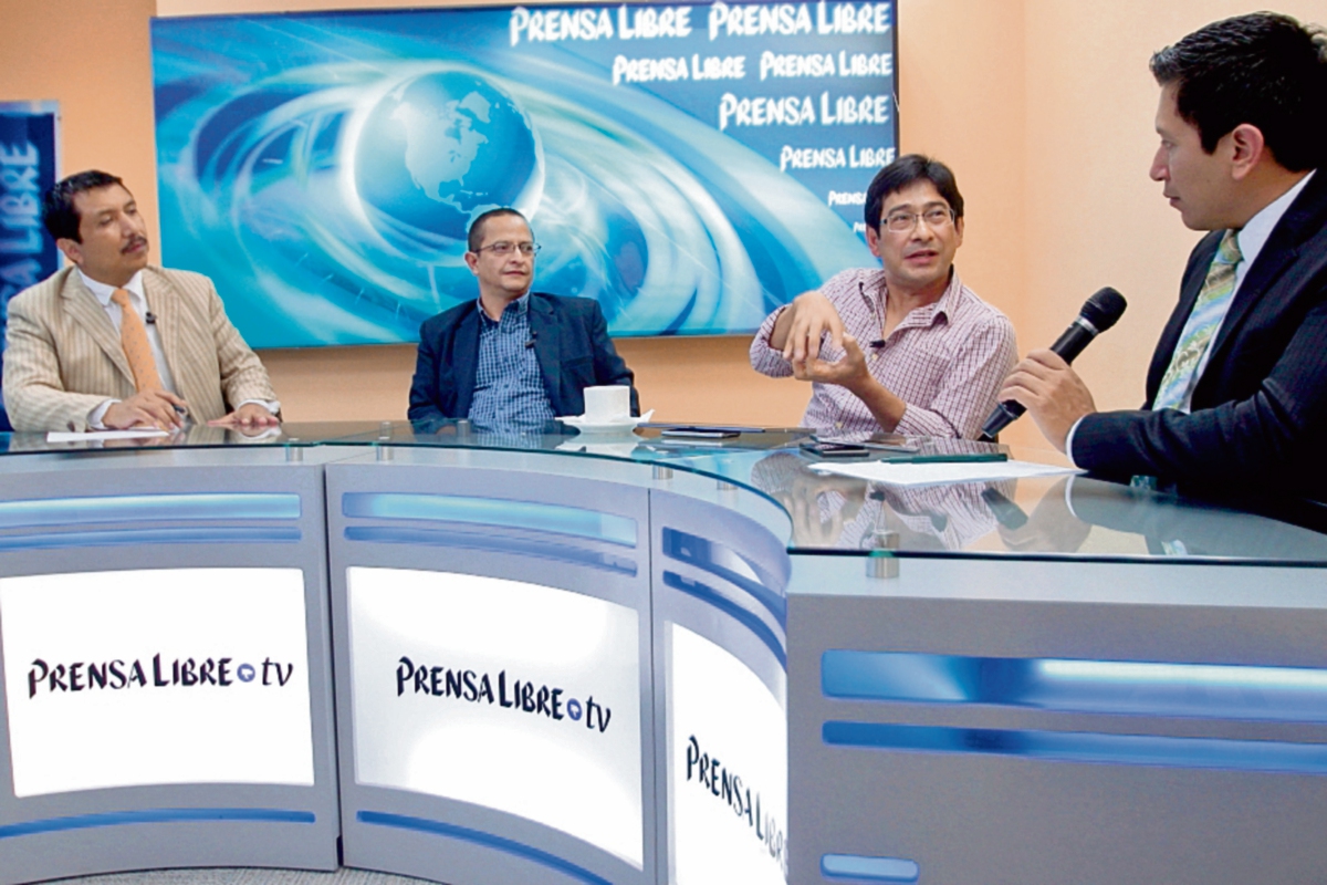 Secil de León, politólogo, y Carlos Velásquez, semiólogo —al centro—, analizan los anuncios de los presidenciables.