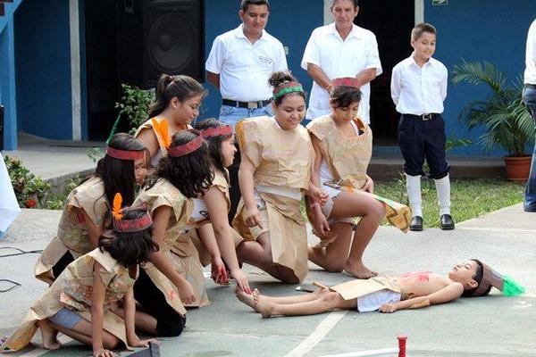 Un grupo de estudiantes del colegio Santa María de Retalhuleu dramatiza la muerte de Tecún Umán. (Foto Prensa Libre: Rolando Miranda) <br _mce_bogus="1"/>