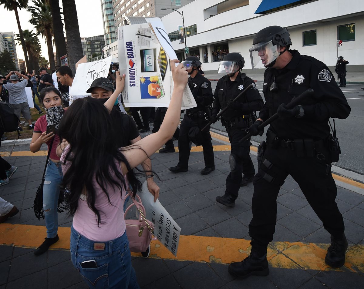 Varios jóvenes "anti Trump" se enfrentan a la Policía las calles de San José, California, EE. UU. (Foto Prensa Libre: AFP).