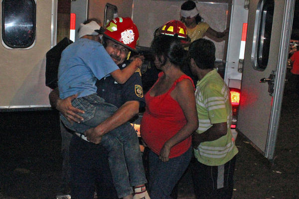 Los bomberos trasladaron a la familia accidentada en Pajapita al Hospital de Coatepeque. (Foto Prensa Libre: Alex Coyoy)