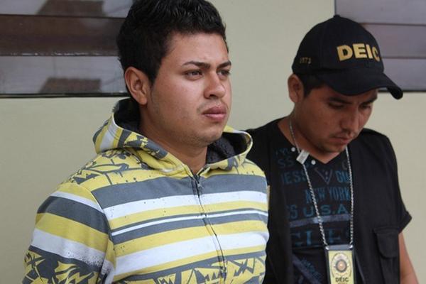 Marlon René Marroquín, sindicado de extorsión, permanece en la Comisaría 73, en Chimaltenango. (Foto Prensa Libre: José Rosales)