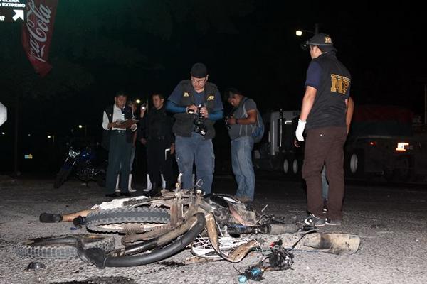 La motocicleta en la que se trasladaba Edras Rodrigo de León Marino, quedó semidestruida, en Santa Cruz Muluá, Retalhuleu. (Foto Prensa Libre: Rolando Miranda)