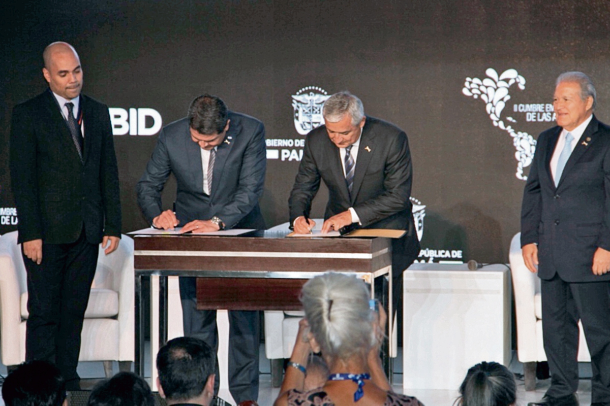 LOS PRESIDENTES de Honduras y Guatemala, Juan Orlando Hernández y Otto Pérez Molina, firman el protocolo en la Ciudad de Panamá. (Foto Prensa Libre: CORTESÍA MINECO)