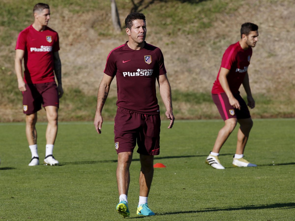 Diego Simeone afina detalles para que su equipo este al 100 para enfrentar al Valencia. (Foto Prensa Libre: EFE)